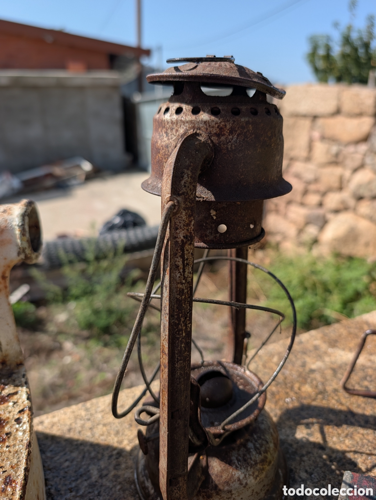 Antig&uuml;edades: Antiguo quinqu&eacute; l&aacute;mpara de queroseno de hierro oxidado con figura decorativa de cristal - Estilo r&uacute;s