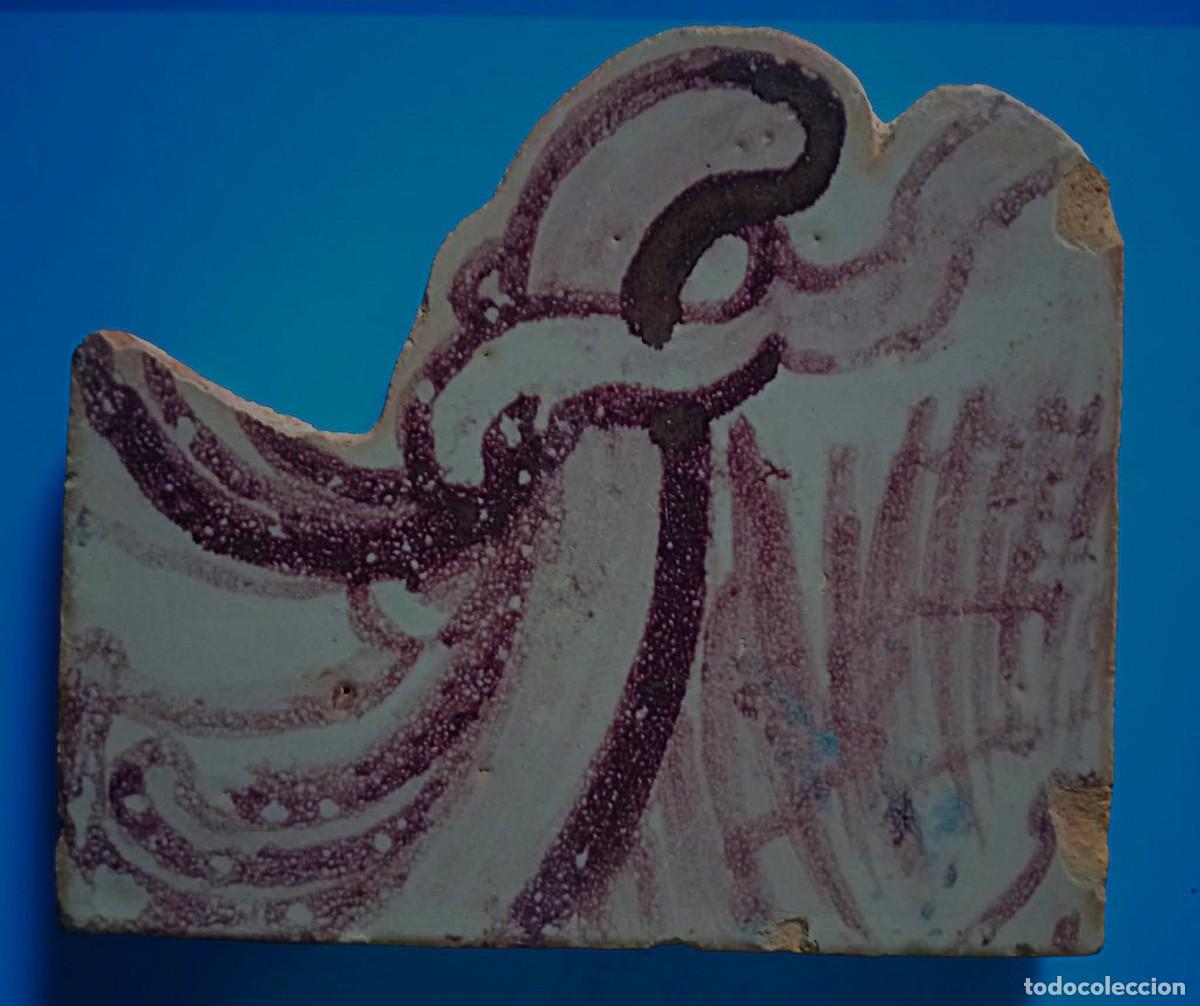 Antig&uuml;edades: azulejo recortado portugu&eacute;s de finales del siglo XVII o principios del siglo XVIII