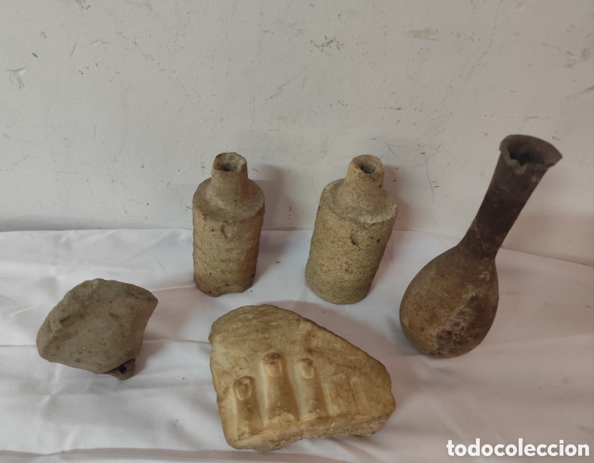 Antig&uuml;edades: Lote de 5 piezas antiguas de terracota, cer&aacute;mica y piedra - Estilo arqueol&oacute;gico / vitrina