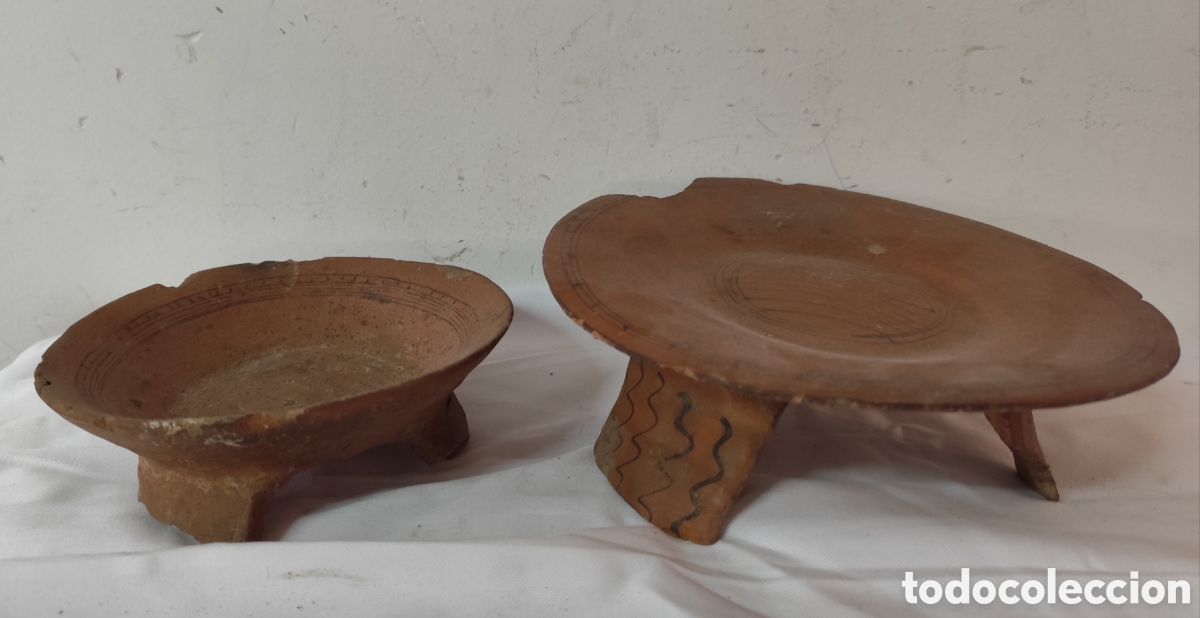 Antig&uuml;edades: Lote de 2 Vasijas Tr&iacute;pode de Cer&aacute;mica / Terracota Antigua - Plato de Pedestal y Cuenco con Patas