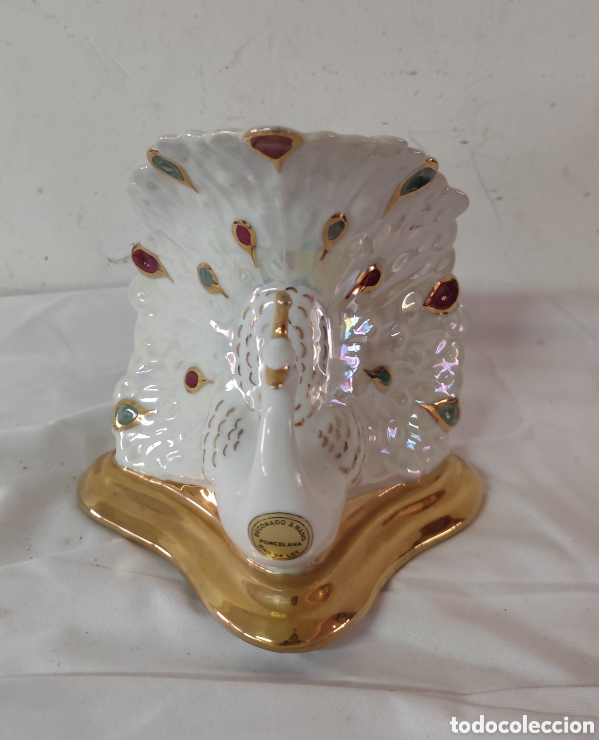 Antig&uuml;edades: Elegante Pavo Real de Porcelana Fina - Decorado a Mano con Oro de Ley - Base Dorada