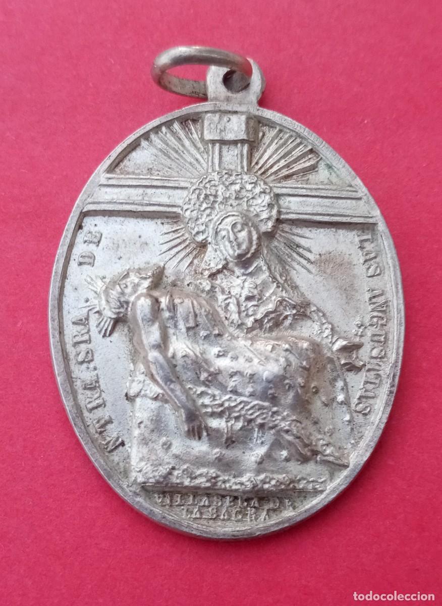 Antig&uuml;edades: Medalla Antigua Virgen de las Angustias Patrona de Villaseca de la Sagra. Toledo.