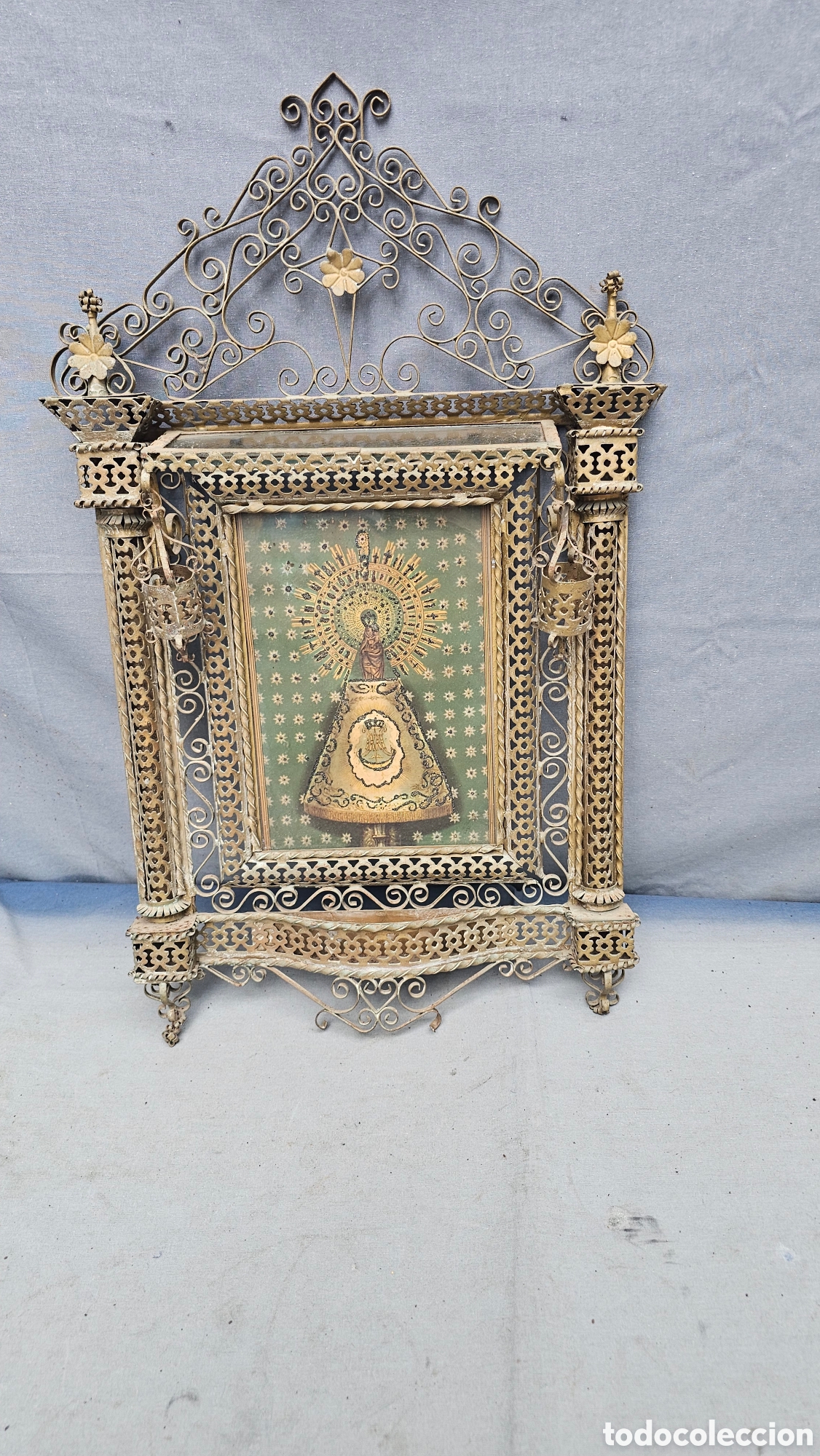 Antig&uuml;edades: La Macarena con capilla devocional de pared o retablo de metal forjado