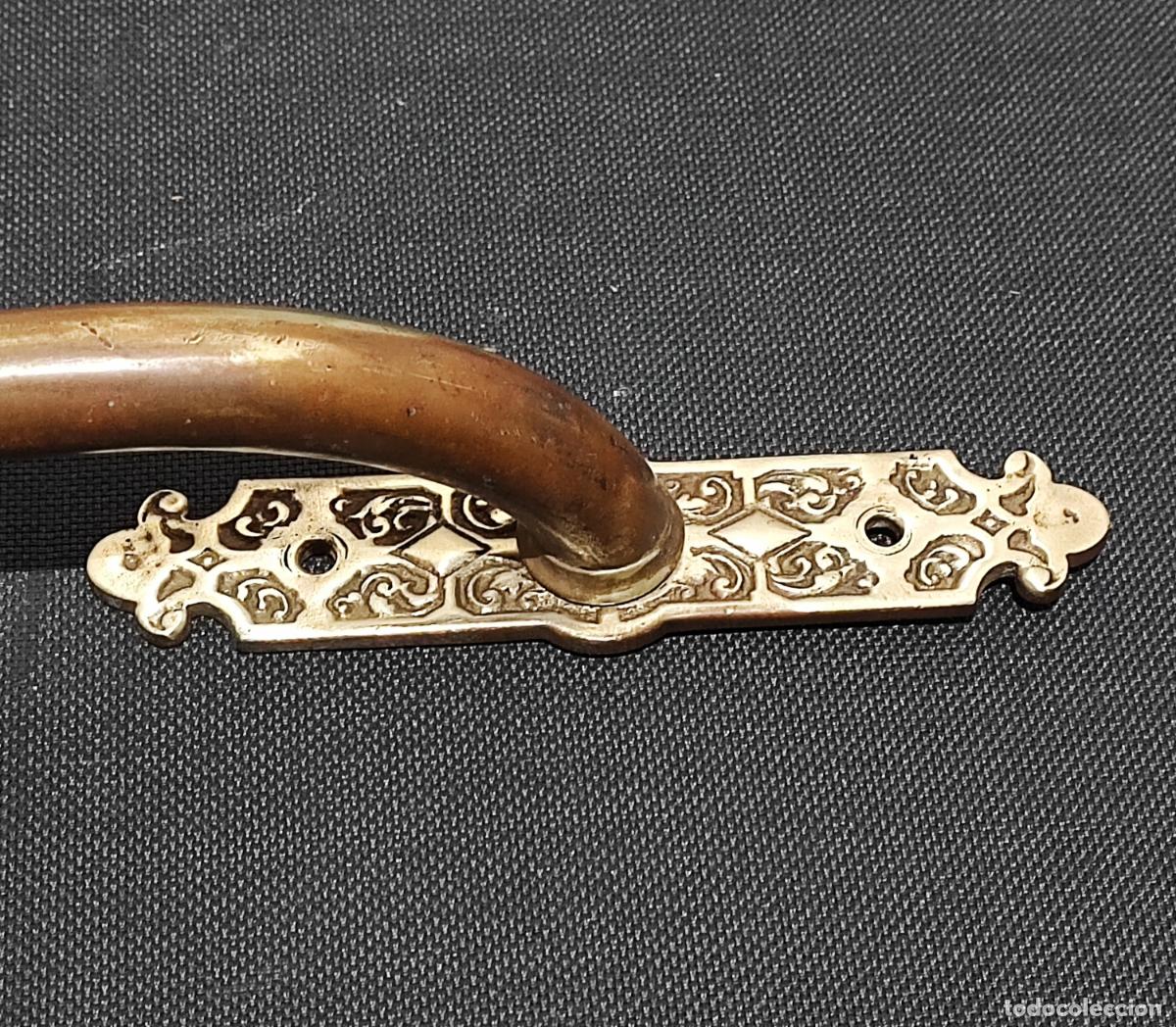Antig&uuml;edades: TIRADOR PUERTA MODERNISTA , TOALLERO EN BRONCE