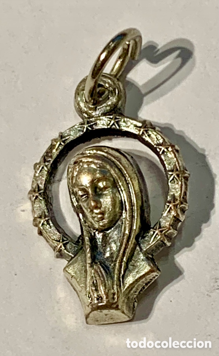 Antig&uuml;edades: Colgante/ Medalla. Virgen en Oraci&oacute;n y Jes&uacute;s. Plata. A&ntilde;os 70.