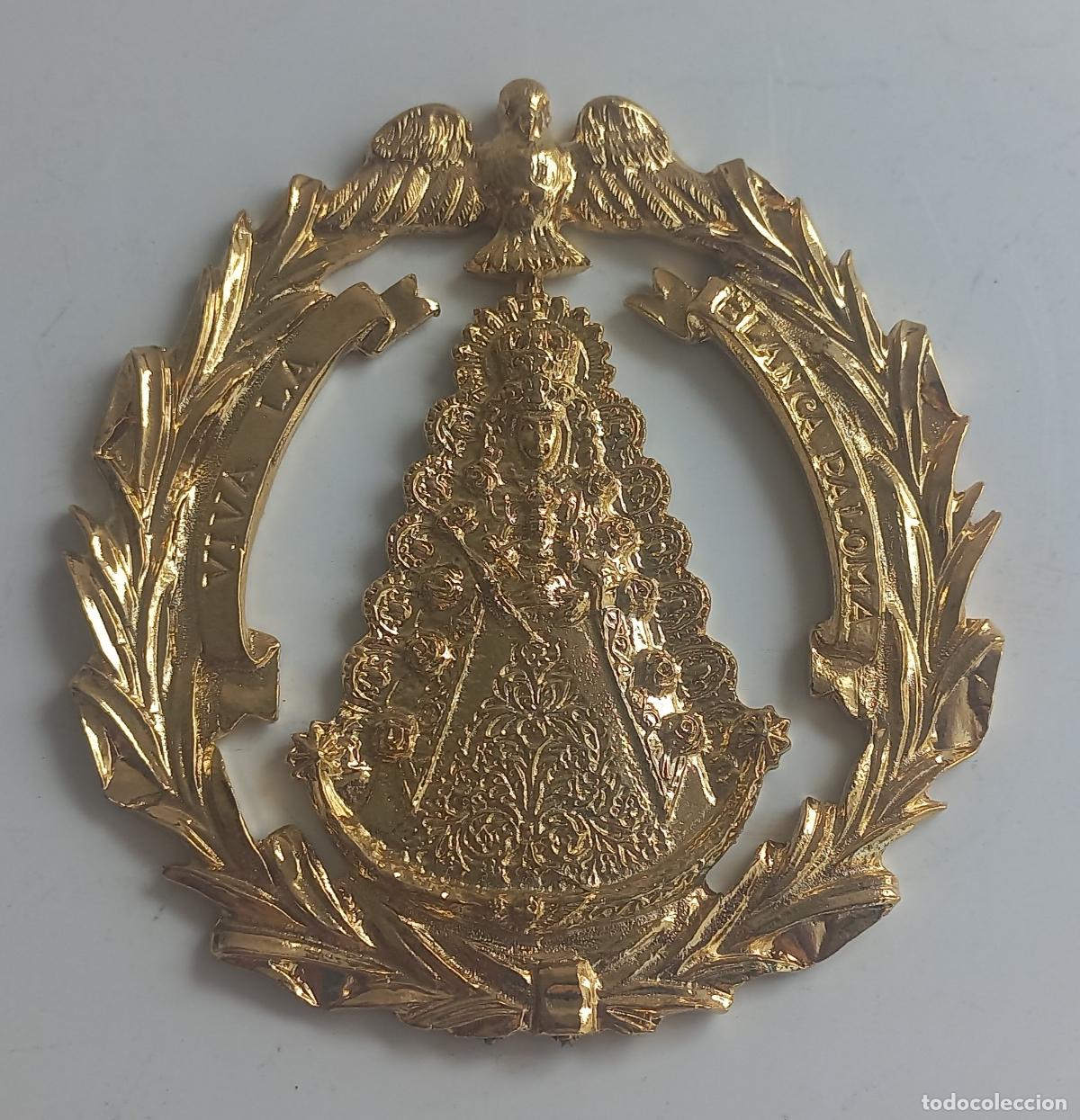 Antig&uuml;edades: Remate de varal, estandarte o insignia met&aacute;lica dorada de la Hermandad de la Virgen del Roc&iacute;o. 10 cm