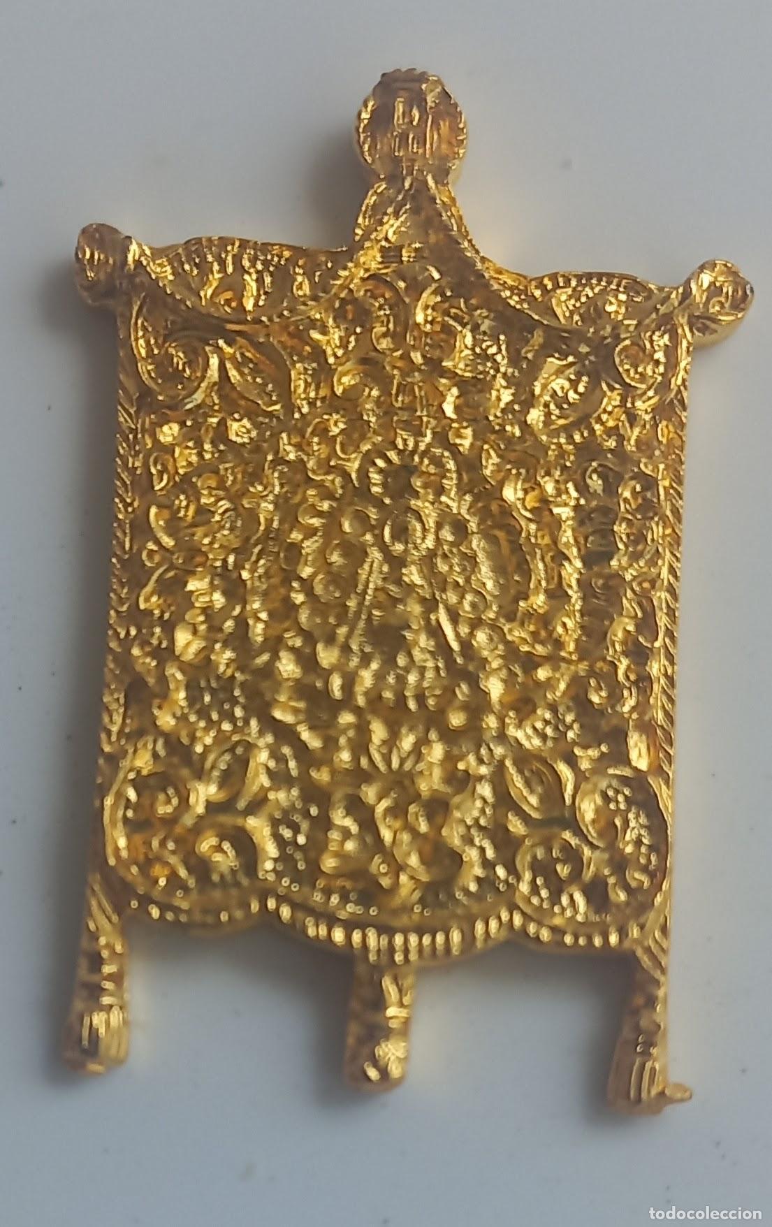 Antig&uuml;edades: BARCELONA. 36. ESTANDARTE DE HERMANDAD ROCIERA. VIRGEN DEL ROCIO MINIATURA INSIGNIA.