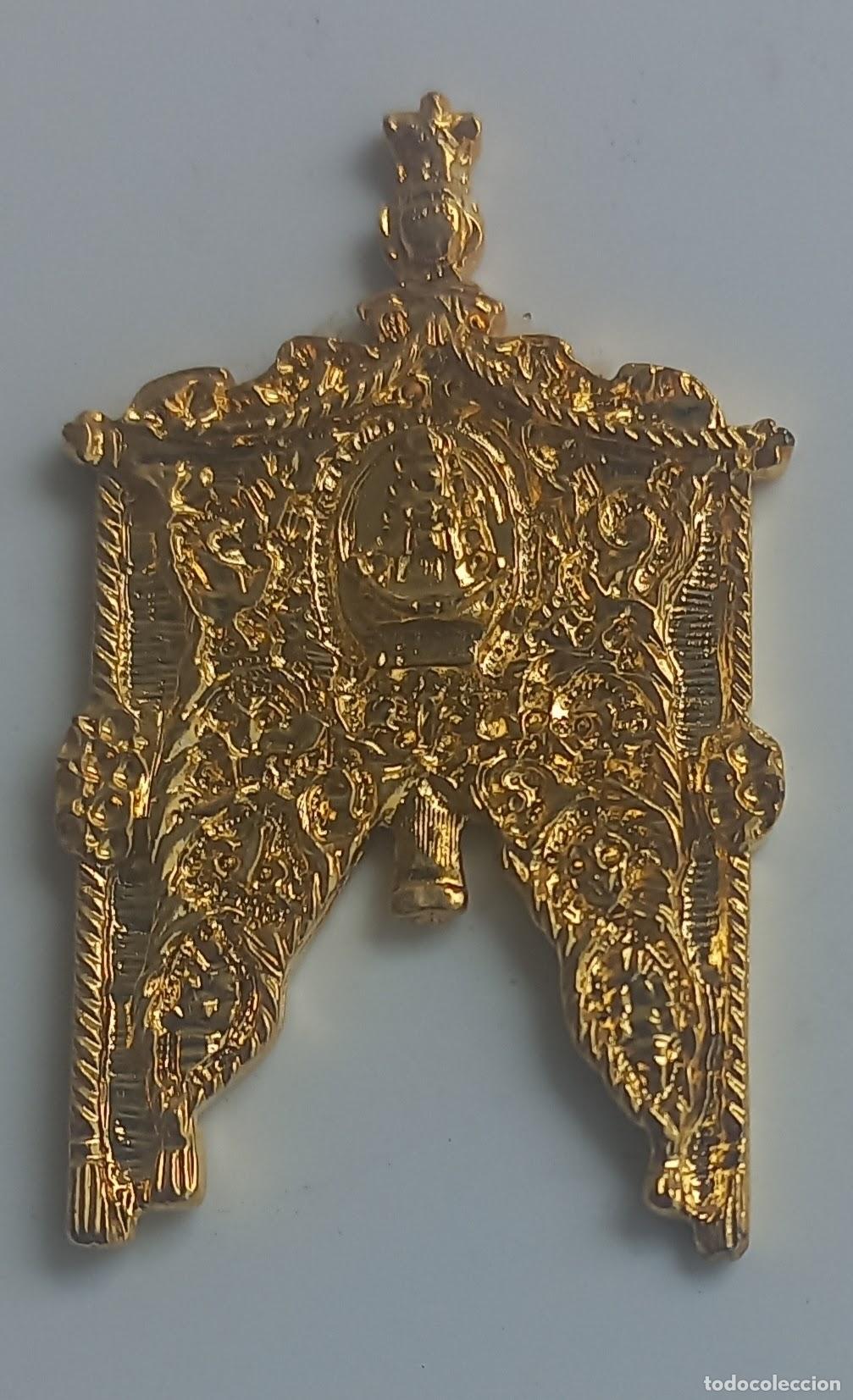 Antig&uuml;edades: CERRO DEL AGUILA. 71. ESTANDARTE DE HERMANDAD ROCIERA. VIRGEN DEL ROCIO MINIATURA INSIGNIA.