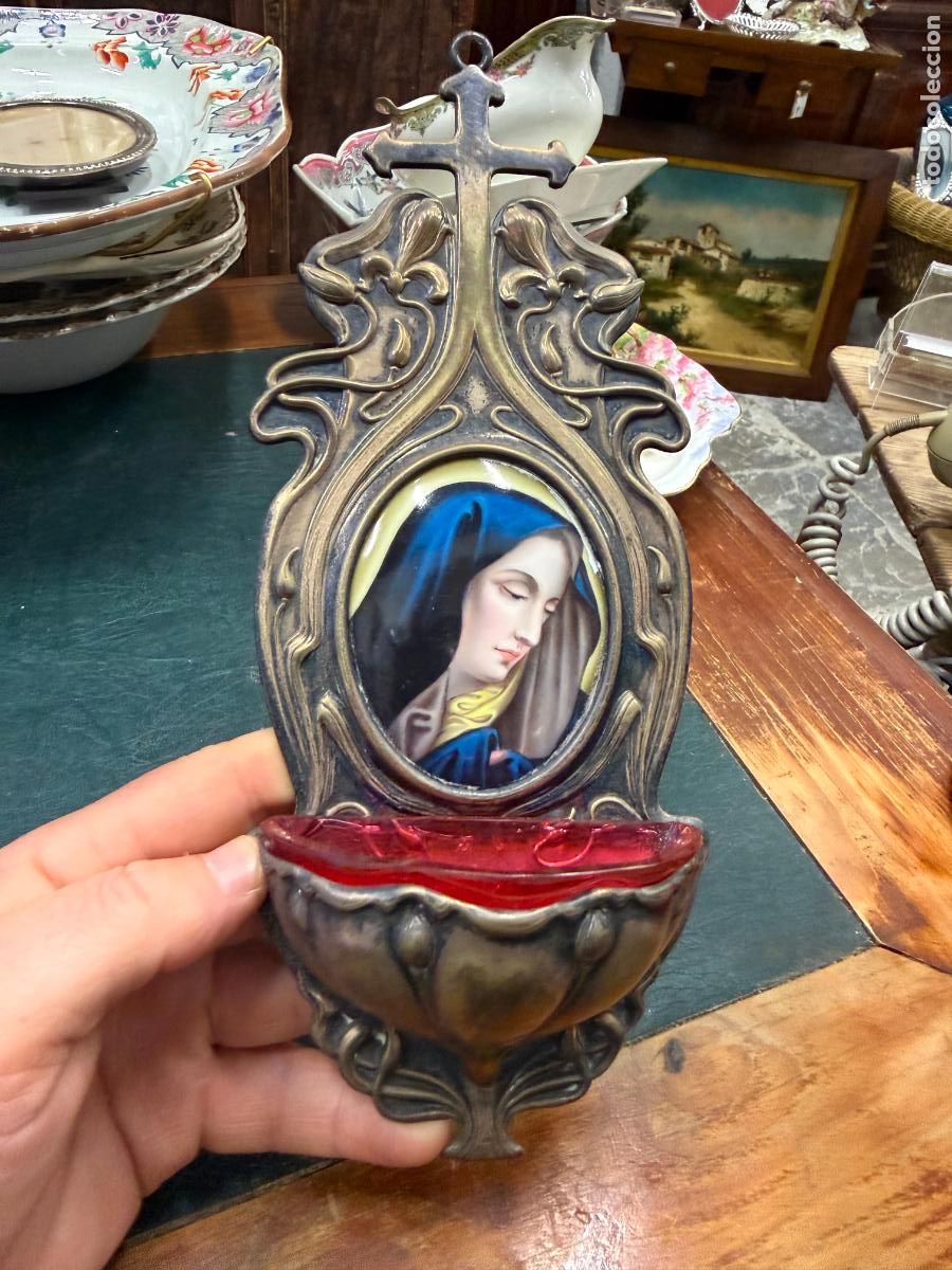 Antig&uuml;edades: ANTIGUA PILA BENDITERA DE ALPACA CON PORCELANA CENTRAL ESMALTADA CON IMAGEN DE LA VIRGEN - 27X11 CM