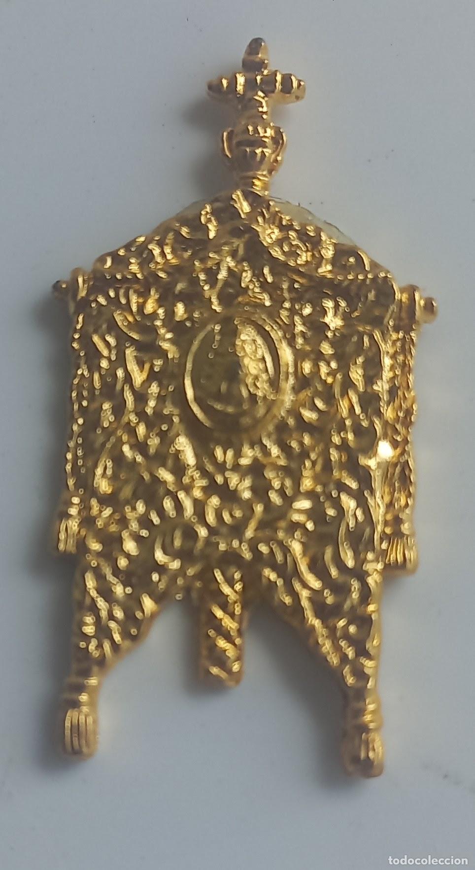 Antig&uuml;edades: BONARES. 20. ESTANDARTE DE HERMANDAD ROCIERA. VIRGEN DEL ROCIO MINIATURA INSIGNIA.