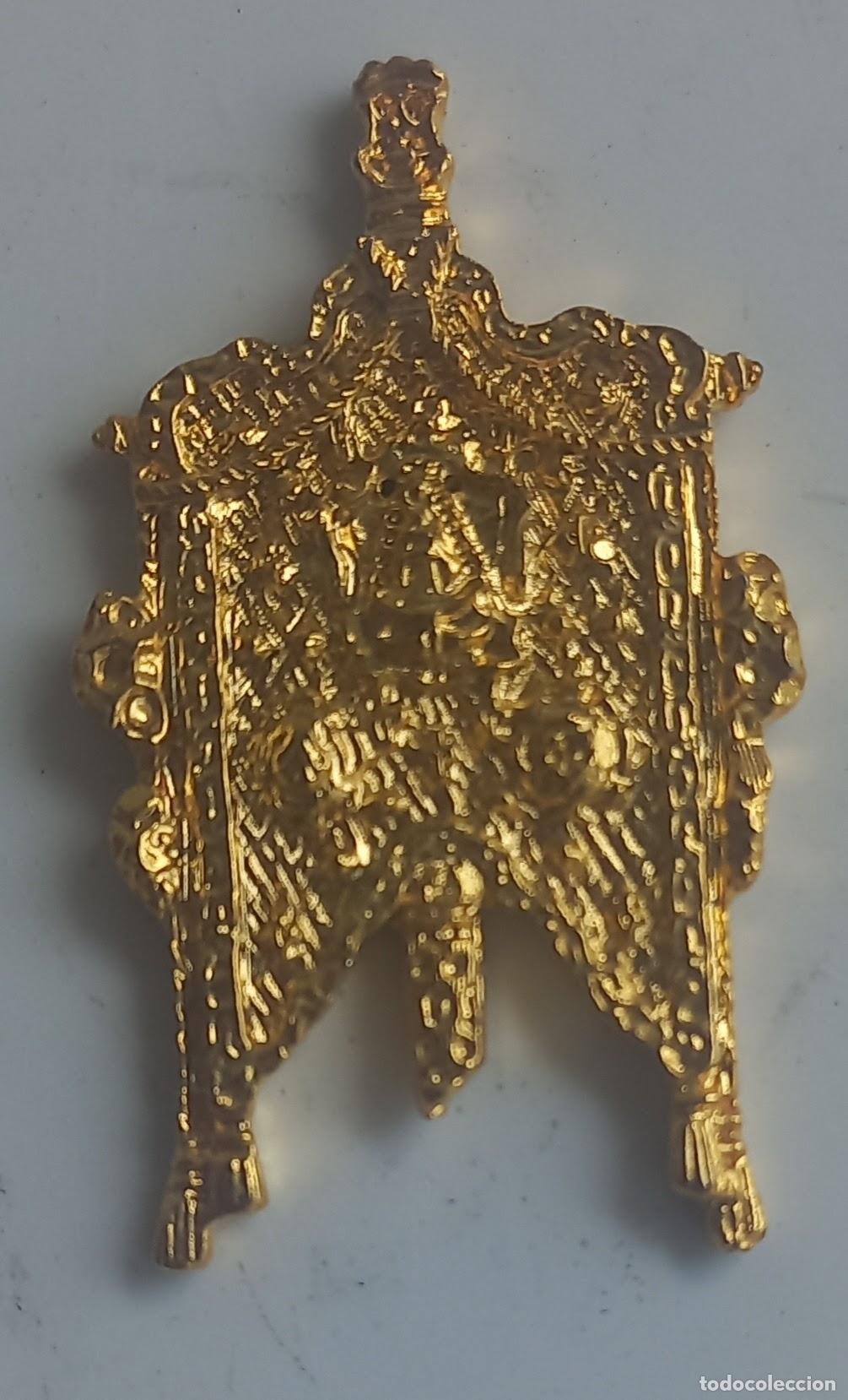 Antig&uuml;edades: ALMERIA. 70. ESTANDARTE DE HERMANDAD ROCIERA. VIRGEN DEL ROCIO MINIATURA INSIGNIA.