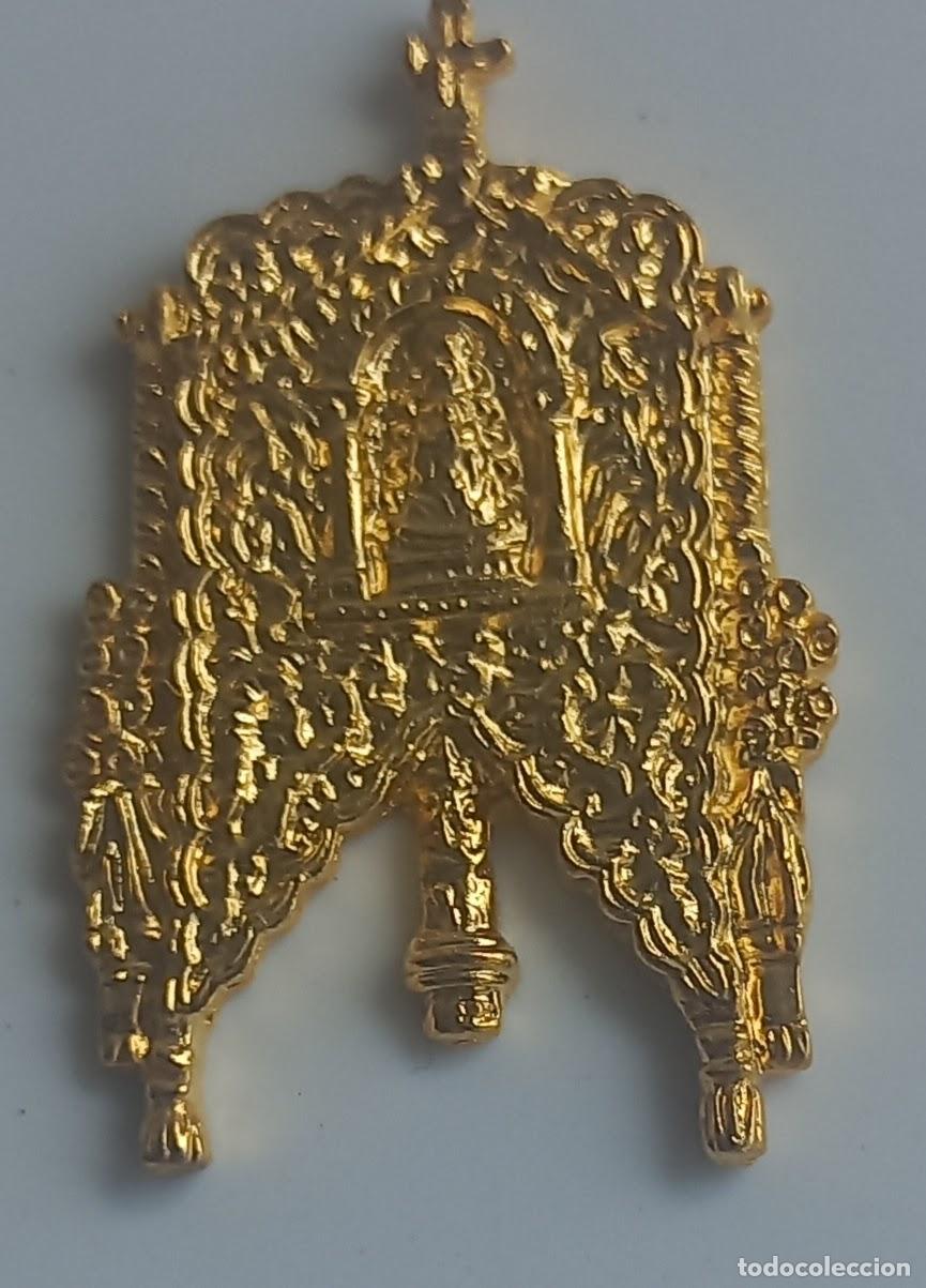Antig&uuml;edades: SANTIPONCE. 80. ESTANDARTE DE HERMANDAD ROCIERA. VIRGEN DEL ROCIO MINIATURA INSIGNIA.