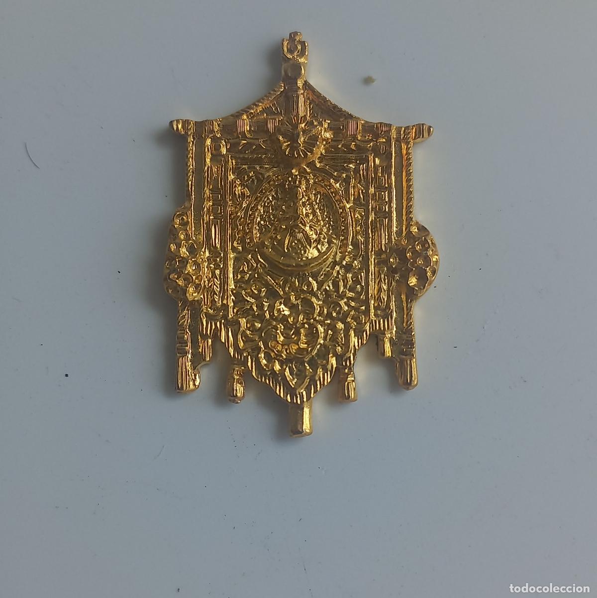 Antig&uuml;edades: BOLLULLOS DEL CONDADO. 22. ESTANDARTE DE HERMANDAD ROCIERA. VIRGEN DEL ROCIO MINIATURA INSIGNIA.