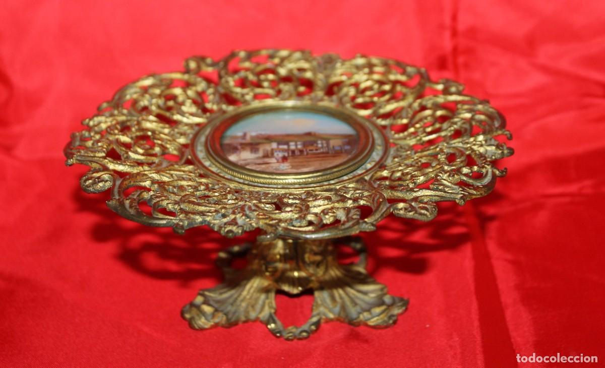 Antig&uuml;edades: Antiguo centro de mesa en bronce dorado calado con miniatura pintada a mano. Escena costumbrista.