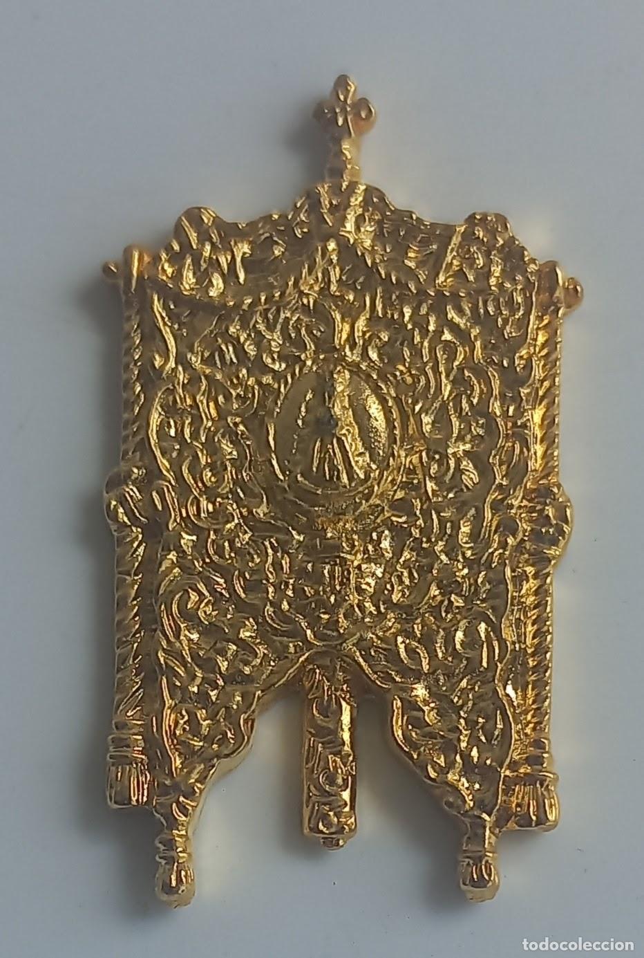 Antig&uuml;edades: SANLUCAR LA MAYOR. 26. ESTANDARTE DE HERMANDAD ROCIERA. VIRGEN DEL ROCIO MINIATURA INSIGNIA.