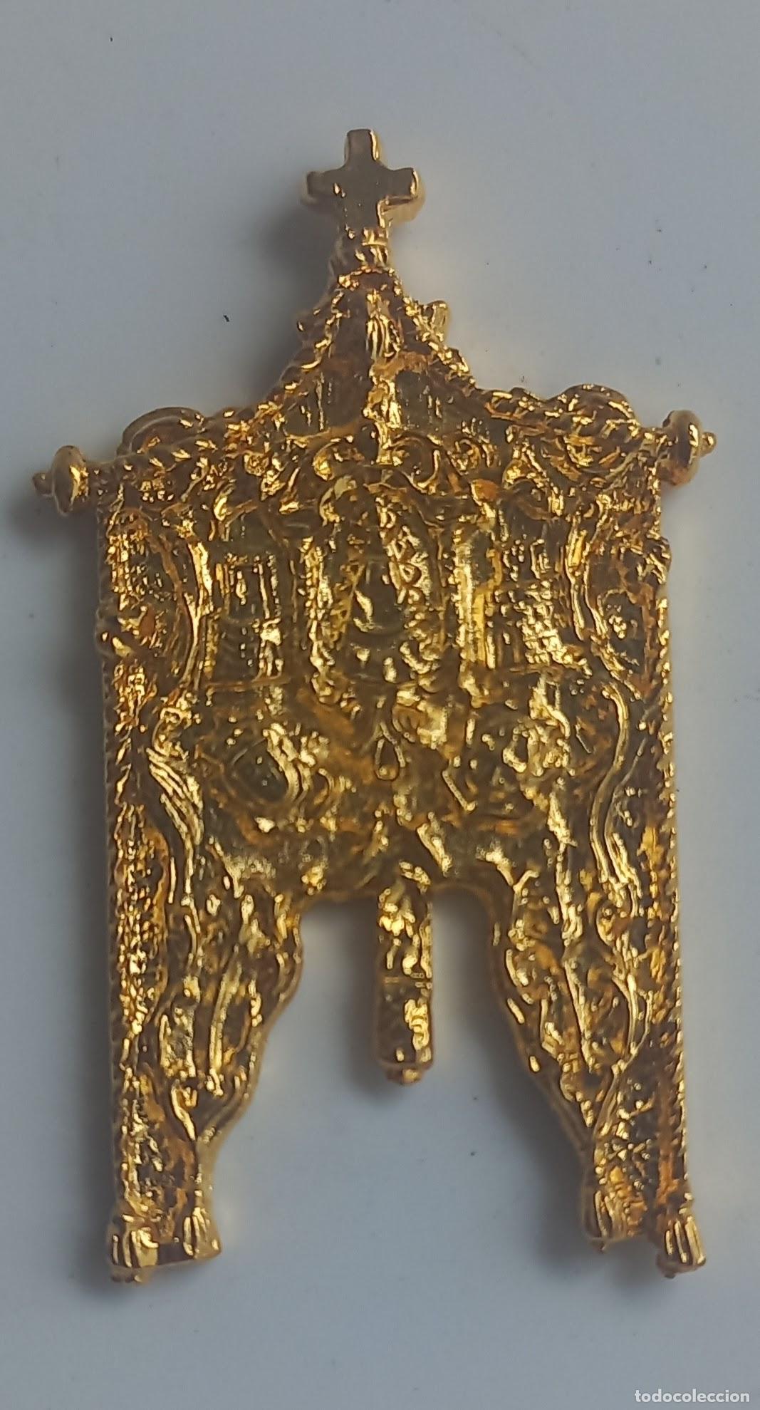Antig&uuml;edades: NIEBLA. 85. ESTANDARTE DE HERMANDAD ROCIERA. VIRGEN DEL ROCIO MINIATURA INSIGNIA.