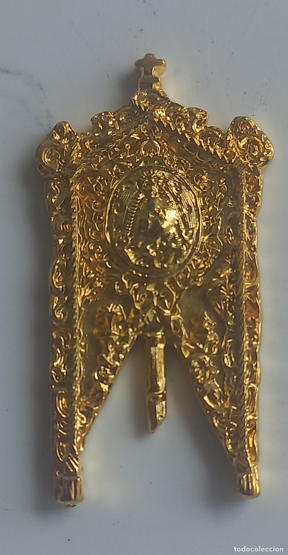 Antig&uuml;edades: VILLAMANRIQUE. 1. ESTANDARTE DE HERMANDAD ROCIERA. VIRGEN DEL ROCIO MINIATURA INSIGNIA.