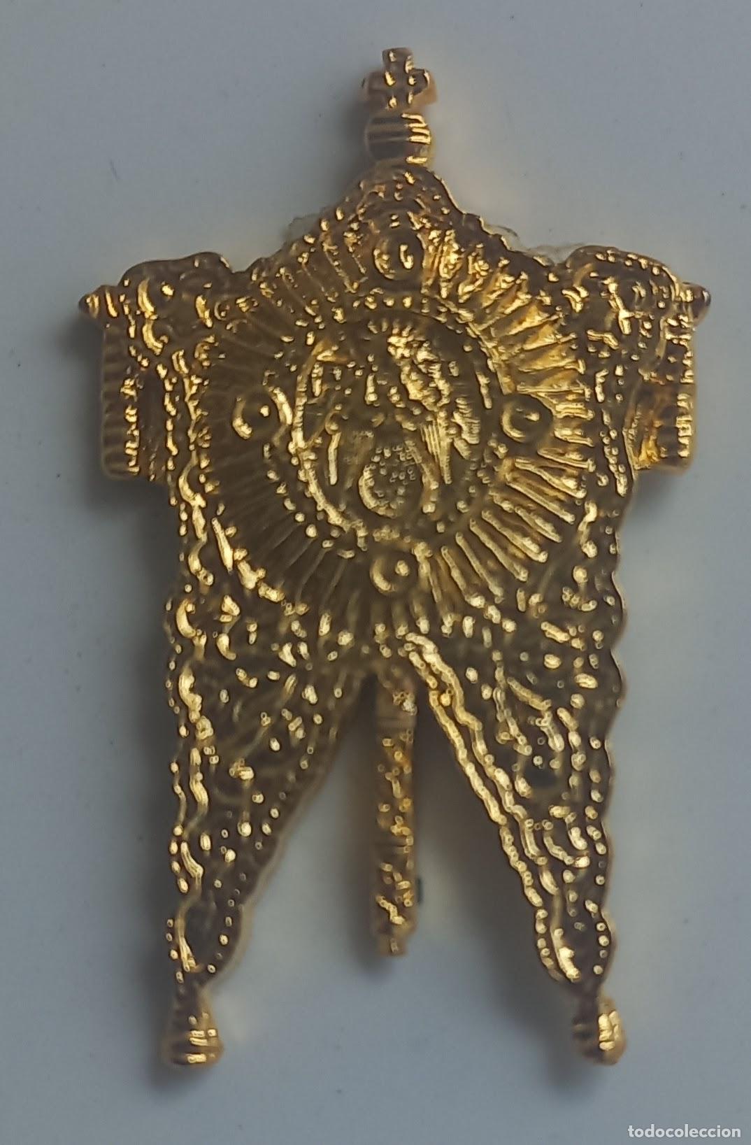 Antig&uuml;edades: PILAS. 2. ESTANDARTE DE HERMANDAD ROCIERA. VIRGEN DEL ROCIO MINIATURA INSIGNIA.