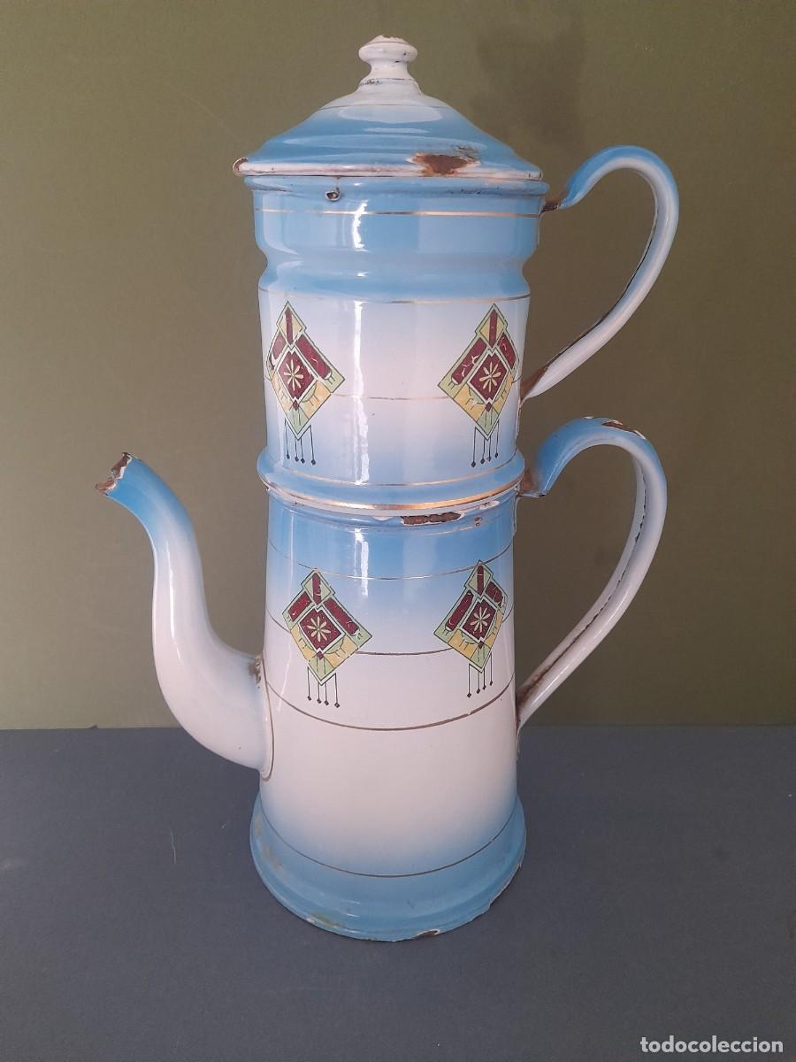 Antig&uuml;edades: Antigua cafetera modernista de hierro esmaltado 28cm aprox,