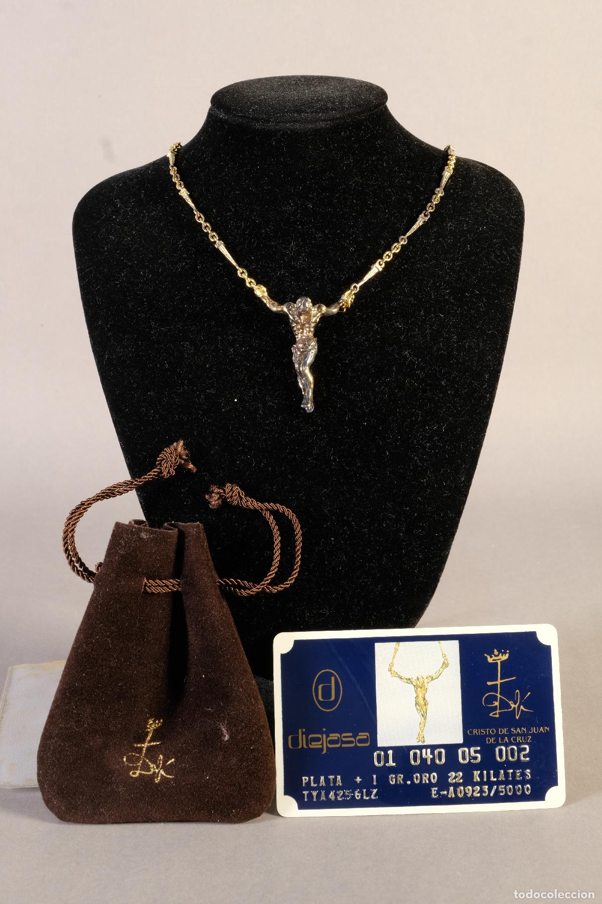 Antig&uuml;edades: SALVADOR DAL&Iacute;. Collar Cristo de San Juan de la Cruz en plata con ba&ntilde;o de oro 22K