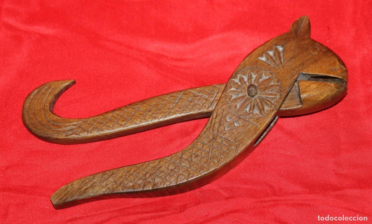 Antig&uuml;edades: Antiguo cascanueces o partidor de pi&ntilde;ones de madera tallada en forma de animal. Arte popular.