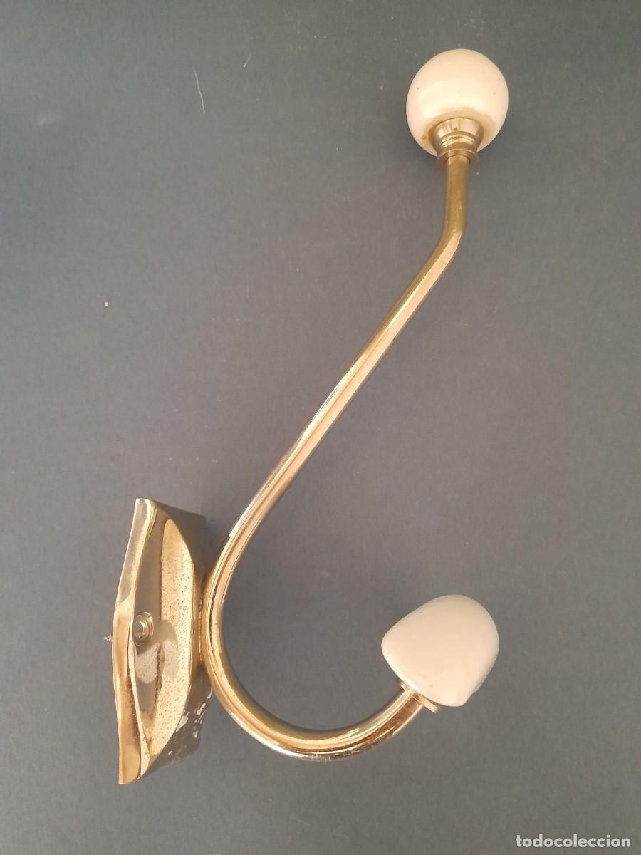 Antig&uuml;edades: Gancho grande con topes de cer&aacute;mica, para pared, 23cm aprox