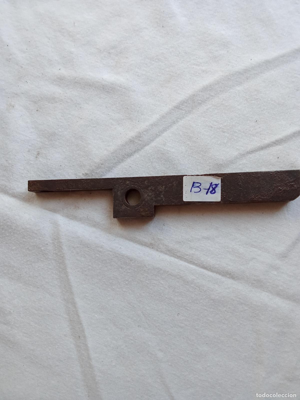 Antig&uuml;edades: Cierre pieza cerradura B-18. Caja bisagras
