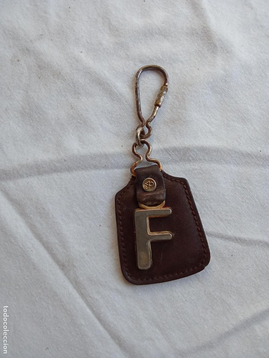Antig&uuml;edades: Bonito llavero con la letra F. Vintage. Caja llaveros