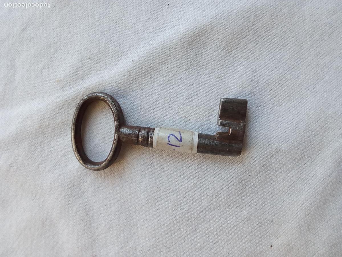 Antig&uuml;edades: Antigua llave de forja S.XIX hueca LL-12. Cesto llaves