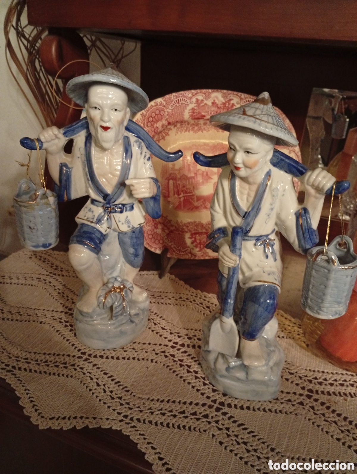 Antig&uuml;edades: Lote de dos figuras orientales de porcelana