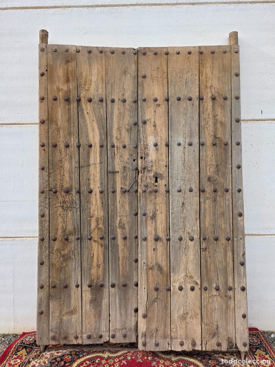 Antig&uuml;edades: Port&oacute;n antiguo de clavos de doble hoja