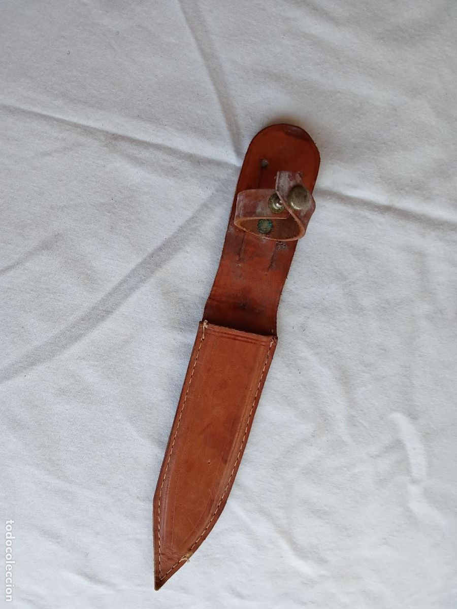 Antig&uuml;edades: Funda de cuchillo, hecha en cuero. Caja alba&ntilde;il
