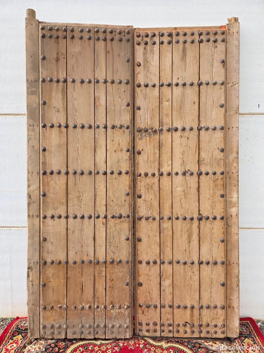 Antig&uuml;edades: Port&oacute;n antiguo de clavos de doble hoja