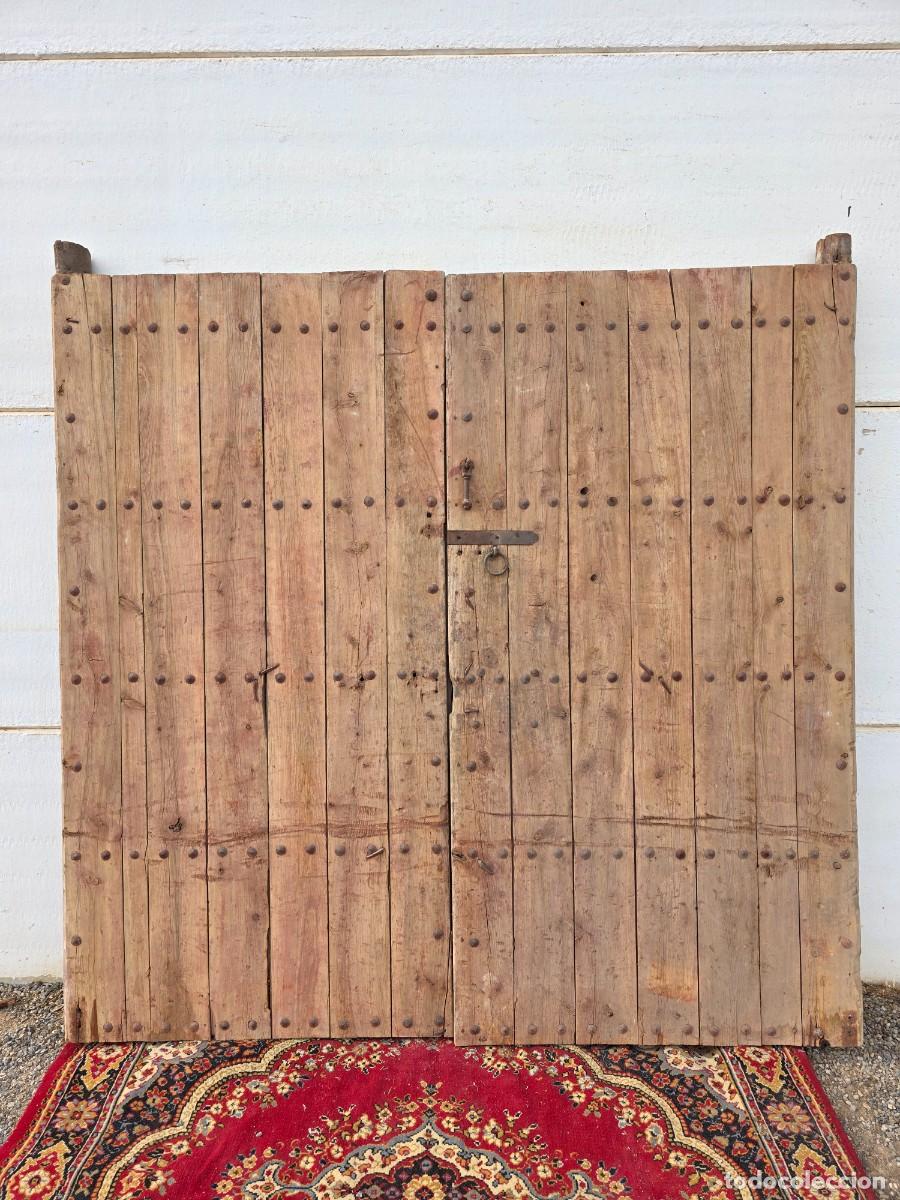 Antig&uuml;edades: Port&oacute;n antiguo de clavos de doble hoja