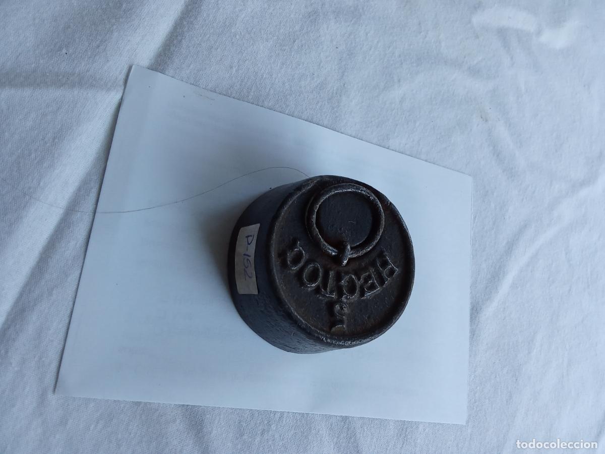 Antig&uuml;edades: Antigua pesa medio kilo P-152. Caja pesas