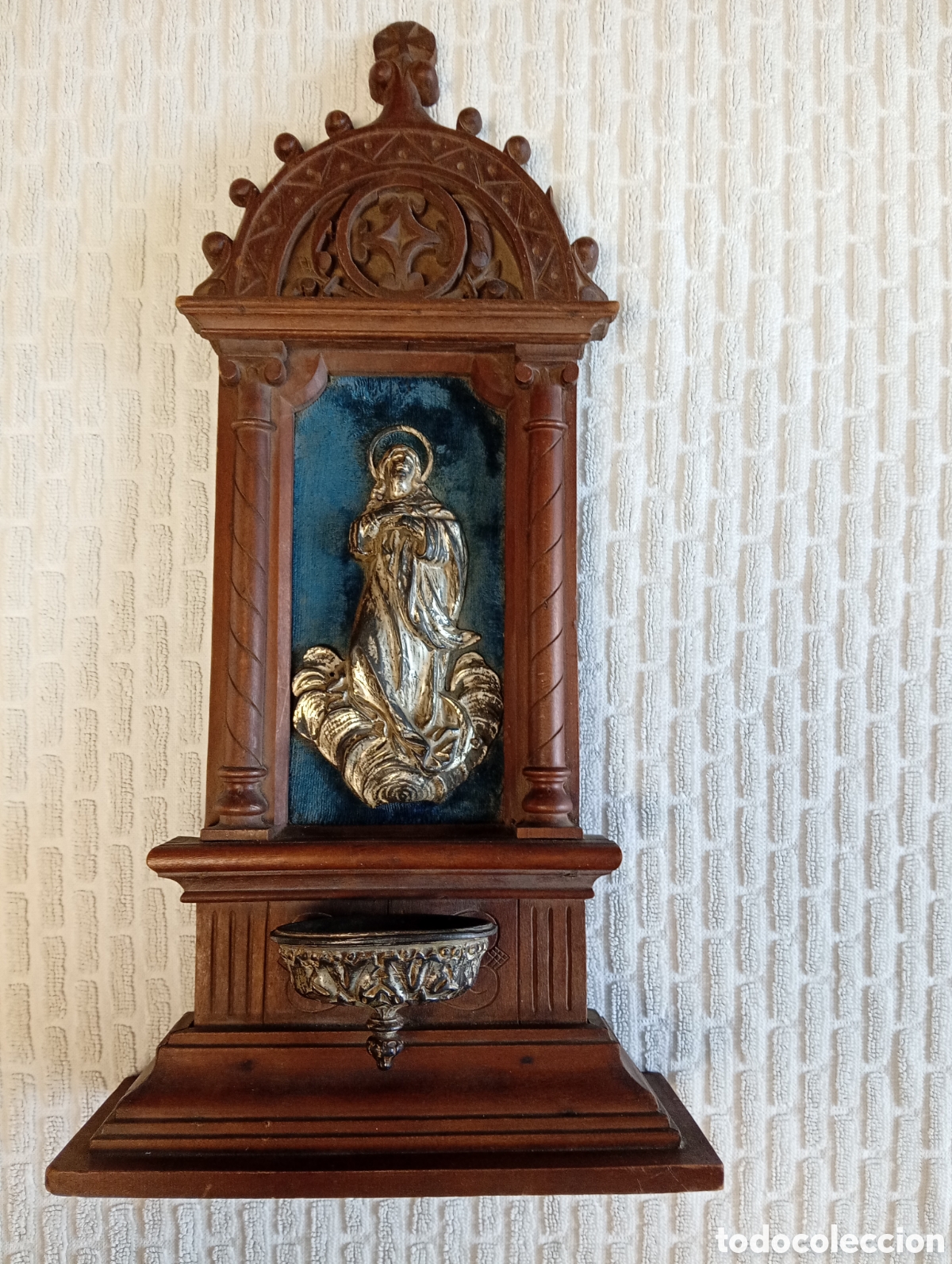 Antig&uuml;edades: Benditera sobre madera rallada con imagen met&aacute;lica Virgen Inmaculada Concepci&oacute;n.