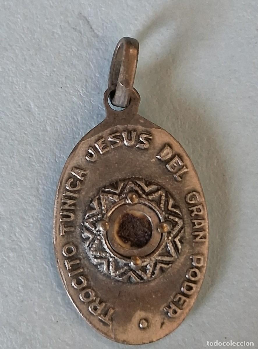 Antig&uuml;edades: Antigua medalla relicario de plata Trocito de la tunica de Jesus del Gran Poder