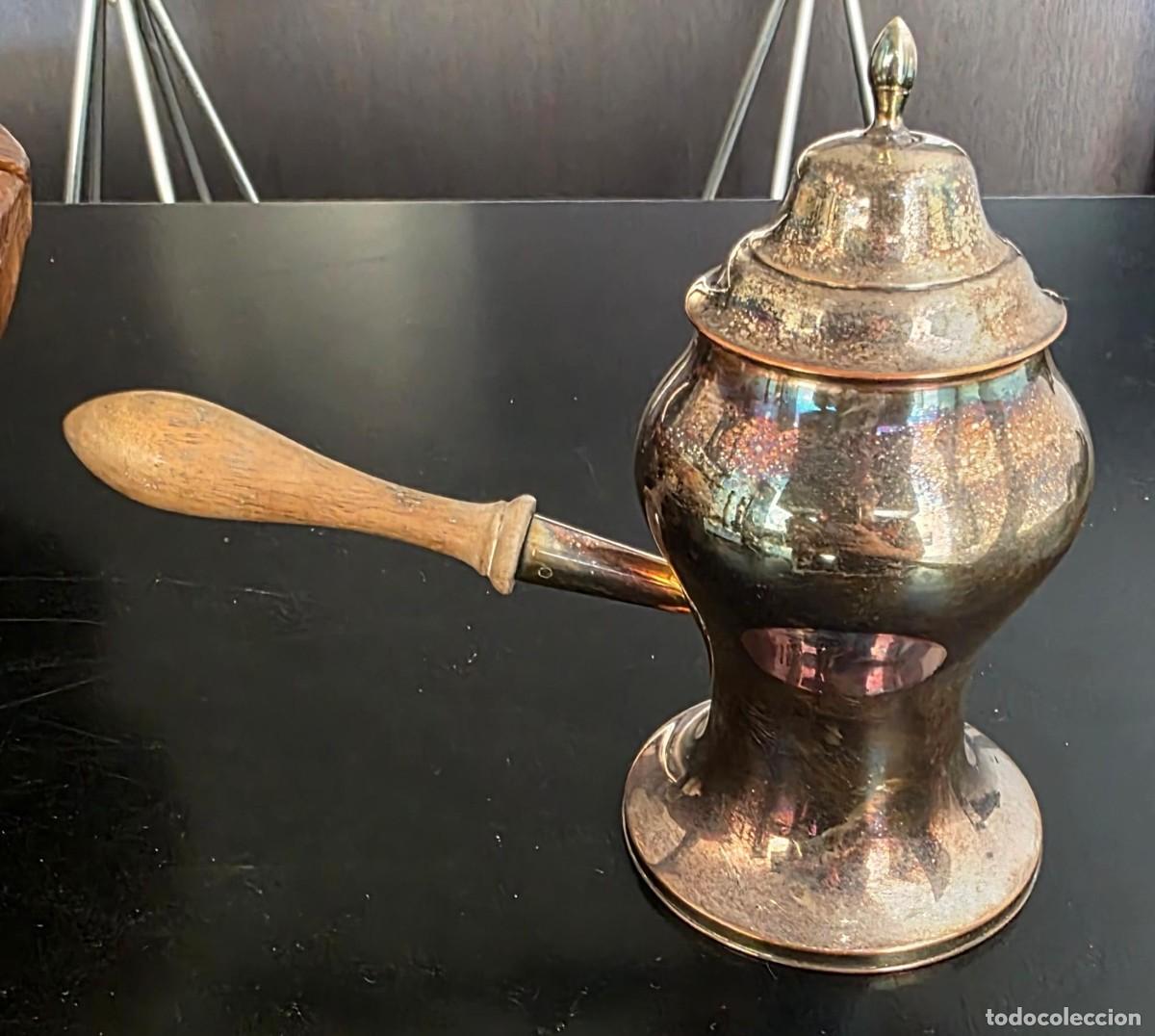 Antig&uuml;edades: Antigua chocolatera o cafetera de metal plateado con mango de madera, tapa ornamentada y vertedor
