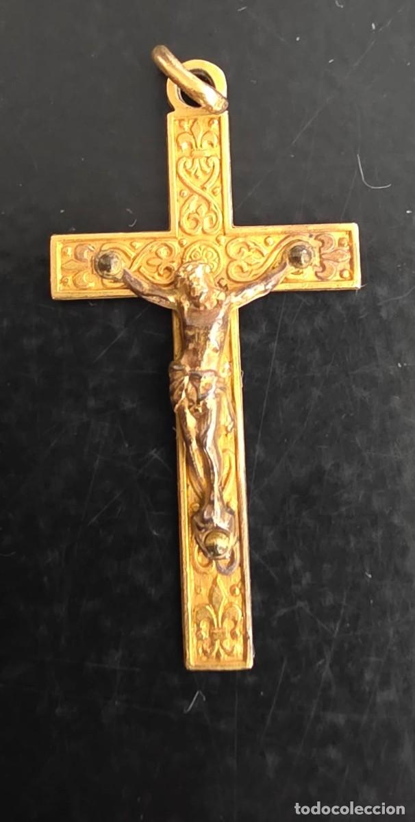 Antig&uuml;edades: Crucifijo vintage dorado de 3,5 cm con Cristo plateado en relieve y cruz grabada con motivos