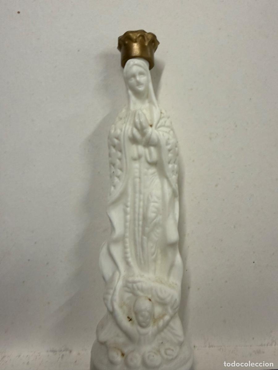 Antig&uuml;edades: Bonita botella de AGUA BENDITA de la VIRGEN DE GUADALUPE. 14cms alto. Llena