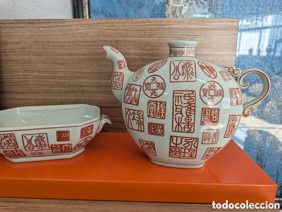 Antig&uuml;edades: Juego de tetera y recipiente oriental en porcelana - Decoraci&oacute;n en sellos rojos Zhuanshu - c. 1950-1
