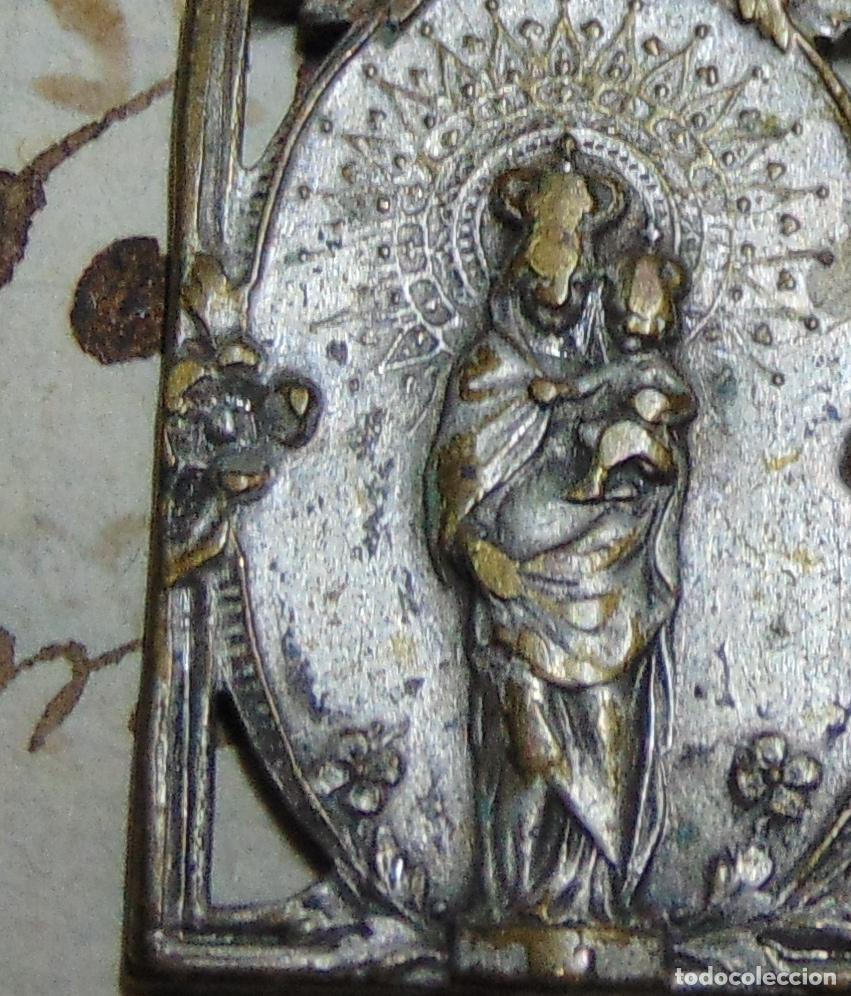 Antig&uuml;edades: ANTIGUA INSIGNIA S. XIX, CON NI&Ntilde;O JESUS Y LA VIRGEN DEL PILAR, 2x2CM