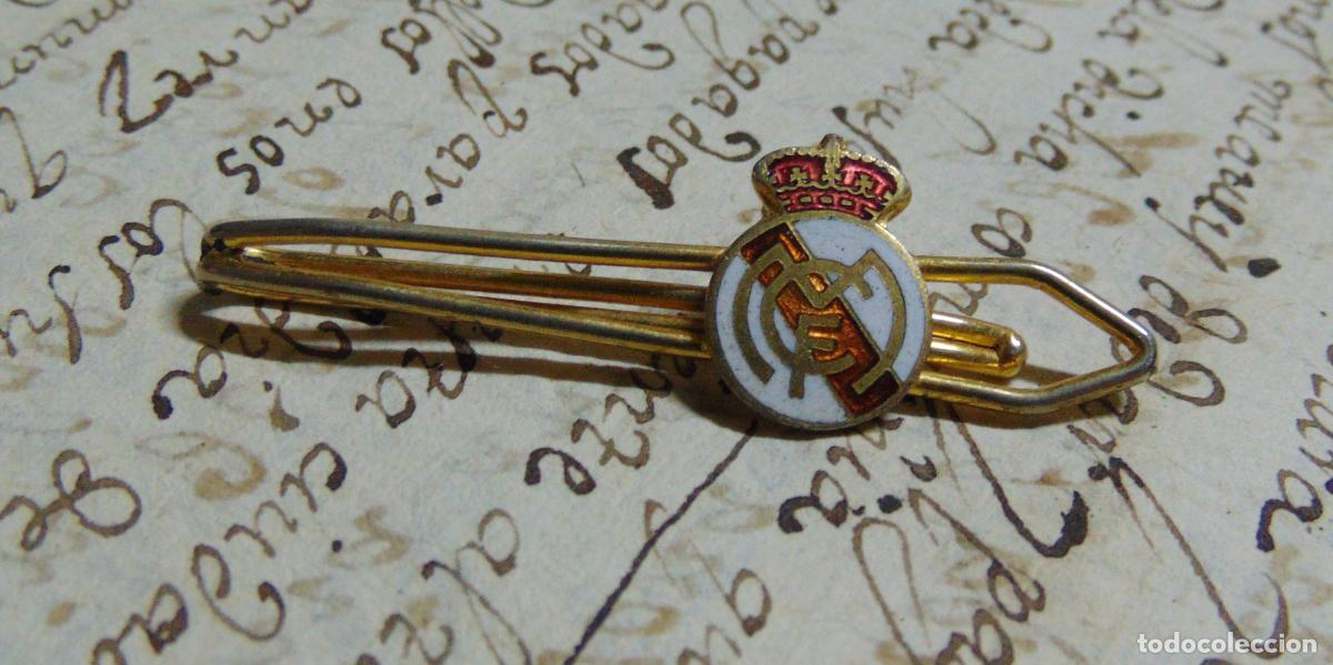 Antig&uuml;edades: PISACORBATAS DORADO CON ESCUDO DEL REAL MADRID, NUEVO