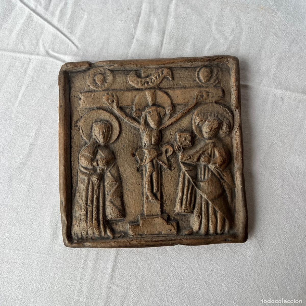Antig&uuml;edades: Relieve en Terracota / Barro Cocido. Escena de la Crucifixi&oacute;n. Estilo Rom&aacute;nico. Marca de Autor &rdquo;NM&rdquo;