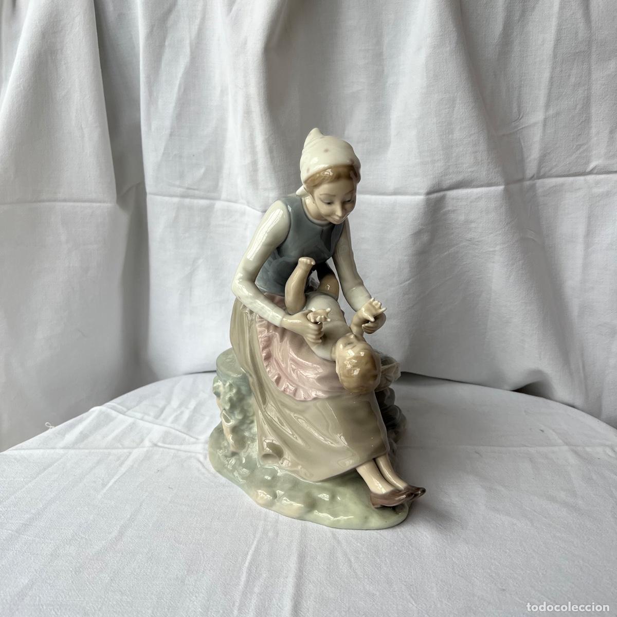 Antig&uuml;edades: Lladr&oacute; #5140. &rdquo;Alimentando a la Hija&rdquo;. Escultor: Vicente Mart&iacute;nez. A&ntilde;o 1982-1991. Marcajes Incisos
