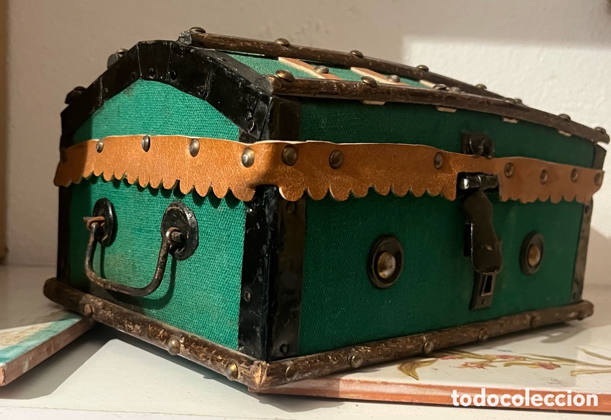 Antig&uuml;edades: Peque&ntilde;o ba&uacute;l antiguo fabricado artesanalmente