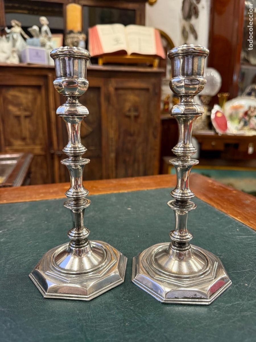 Antig&uuml;edades: PAREJA DE CANDELEROS DE METAL CON BA&Ntilde;O DE PLATA - MEDIDA 21 CM - RELIGIOSO