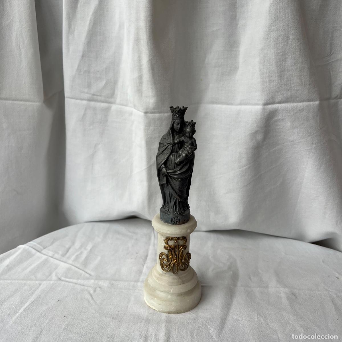Antig&uuml;edades: Virgen con el Ni&ntilde;o en Peltre/Metal sobre Columna de Alabastro y Monograma de Lat&oacute;n Dorado. Siglo XX