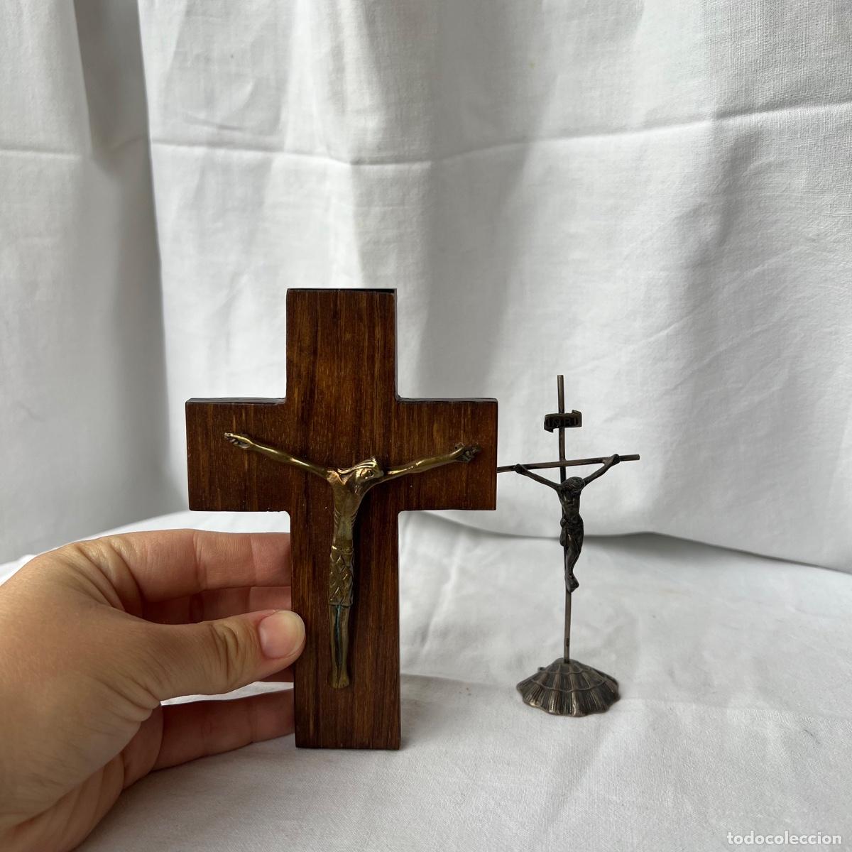 Antig&uuml;edades: Pareja Crucifijos Exentos. Cruz en Madera &rdquo;Dise&ntilde;os Sant Rafael&rdquo; y Cristo de Metal Base Jacobea. s.XX