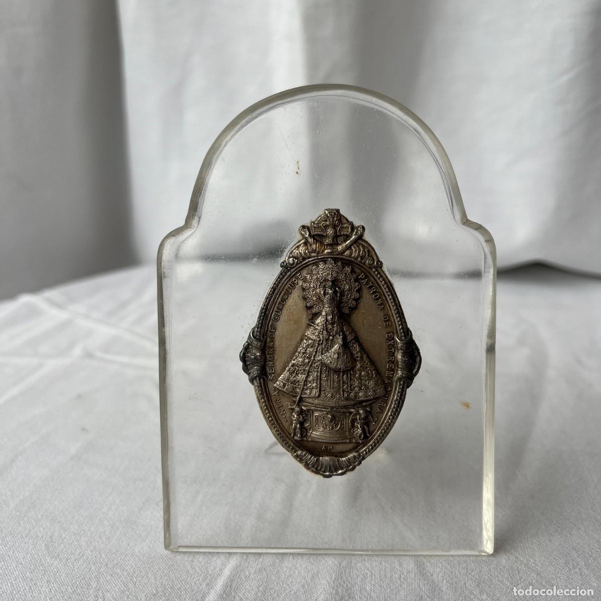 Antig&uuml;edades: Medalla de Nuestra Se&ntilde;ora de Guadalupe (Extremadura). Soporte de Metacrilato Exento. s. XX